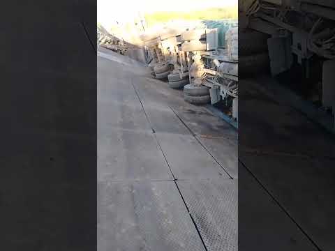 Un camión estaba pasando el puente provisorio de la Ruta Provincial 69S y colapsó