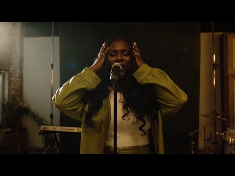 Laura Ehio - Pompous (Live performance)