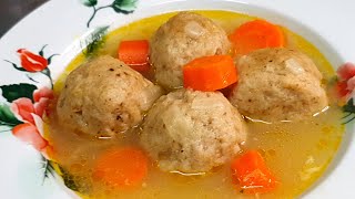 כדורי מצה רכים קניידלך במרק Soft matzah balls kosher for Passover (ליהי קרויץ - מטבח בקלי קלות) - התמונה מוצגת ישירות מתוך אתר האינטרנט יוטיוב. זכויות היוצרים בתמונה שייכות ליוצרה. קישור קרדיט למקור התוכן נמצא בתוך דף הסרטון