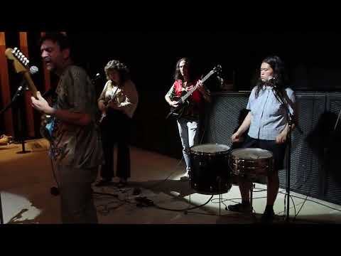 Sonny & The Sunsets  "Shadows"  4-9-2022, Pamplona (Zentral)