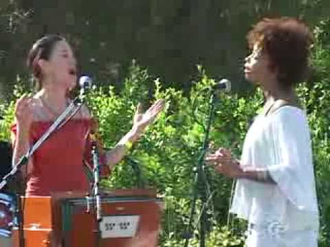 Donna De Lory and Niki Haris singing 