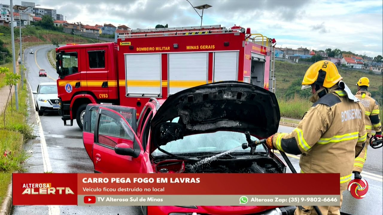 Carro pega fogo e assusta moradores em Lavras