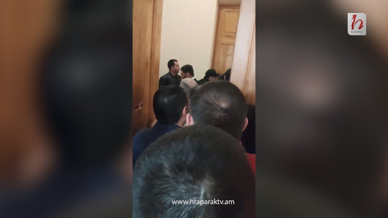 Ինչպես են բերման ենթարկում Մհեր Սահակյանին