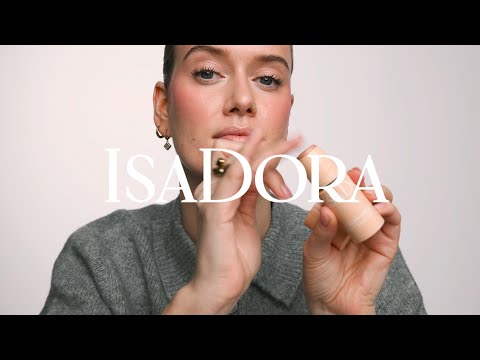 En kvinna sminkar sig med IsaDora Glow Stick.