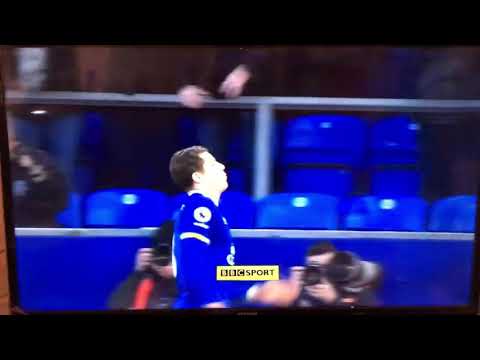Ross barkley celebra antes de anotar