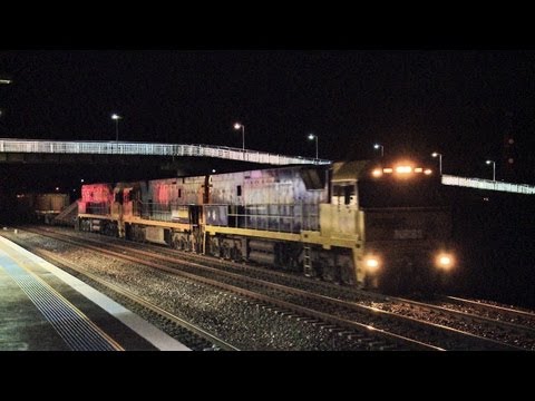 Late Night Steelink at Warabrook : Pacific National Steel Train - PoathTV Australian Railways