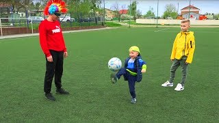 Сколько МЕЛКИЙ набивает на ноге???How many times does the child stuff a ball on his leg ???