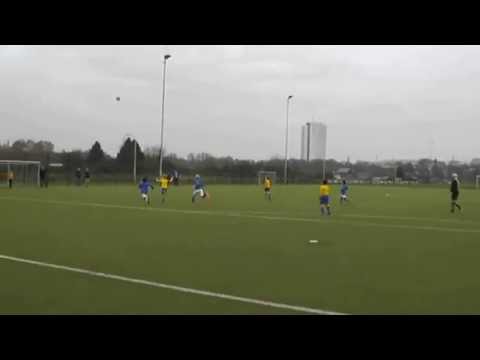 Keeper tikt de bal op paal na lob Rube.