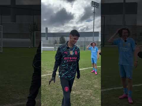 RECEBA! Luva de Pedreiro fez isso aí no Manchester City | (via @luvadepedreiro/IG)