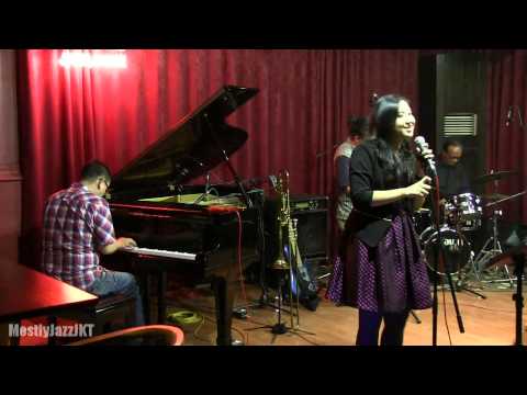 Like Father Like Son ft. Johana - Christmas Song @ Mostly Jazz 25/12/13 [HD]