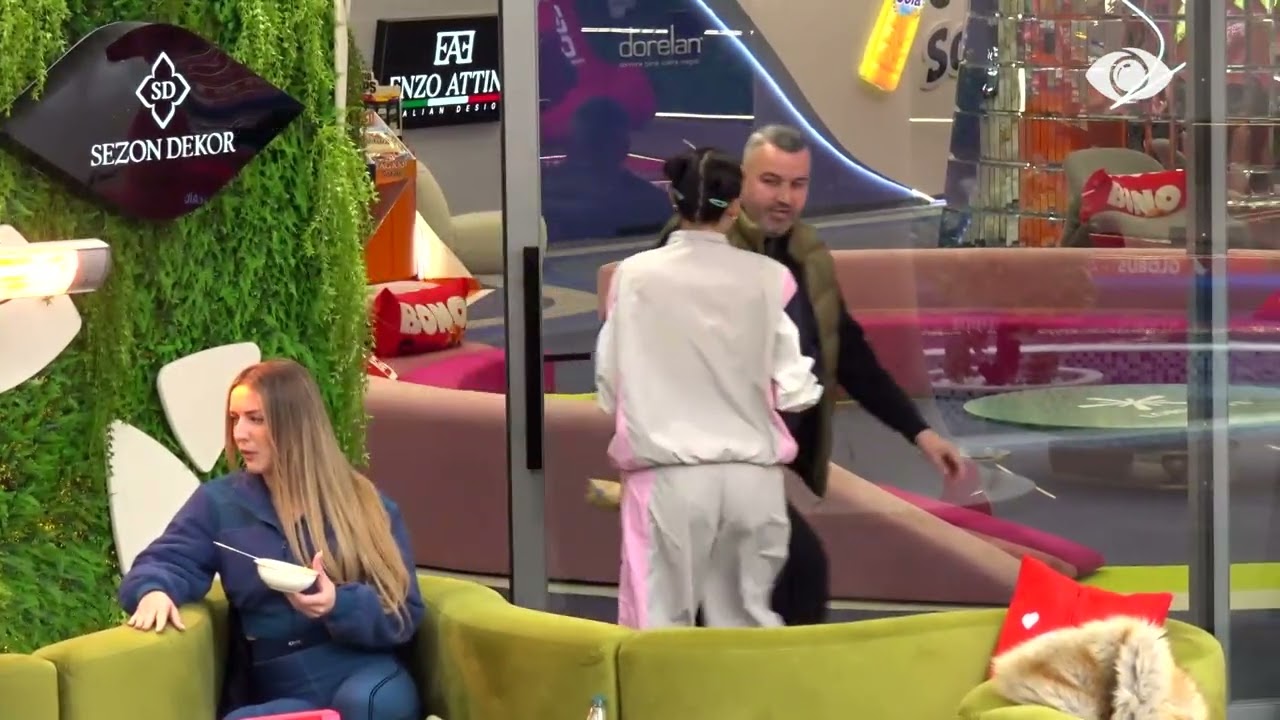 Hape rrugën…/ Rogerti-Baby G, banorja: E ke fëlliqur fytyrën