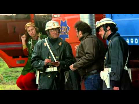 Abatantuono - Tirzan incrocia i due poliziotti