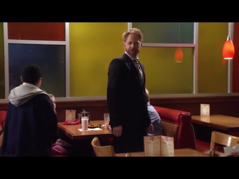 Modern Family 1x15 - Mitch and Cam help Manny get his girl back
