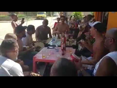 Terreiro Grande fazendo um samba no domingão em Paquetá momentos de descontração