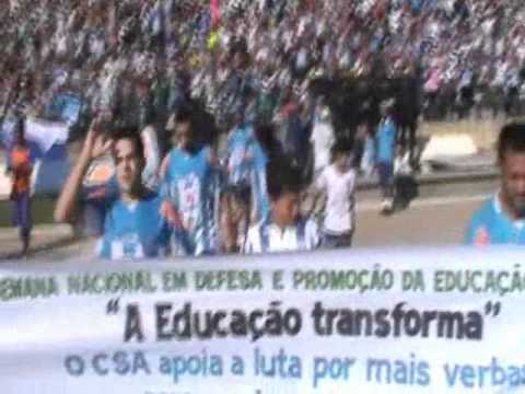 CSA 2x2 CRB - Jogadores entram em campo empurrados pela Nação Azulina