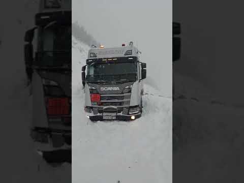 Видеофакт: в Якутии снежная лавина обрушилась на фуру