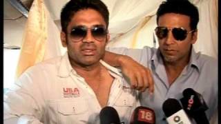 Akshay Kumar & Suniel Shetty offer FREE bus ride to love-lorn couples!
