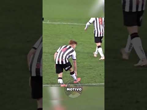 Esse jogador errou feio o chute e a torcida riu dele #futebol #loucosporfutebol #goat #chutelibre