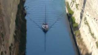 preview picture of video 'ο Χάρης περνάει τον ισθμό(sailboat crossing Corinth channel)'