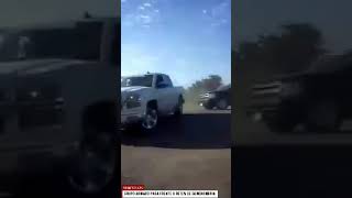 Grupo armado pasa frente a reten de la policia federal