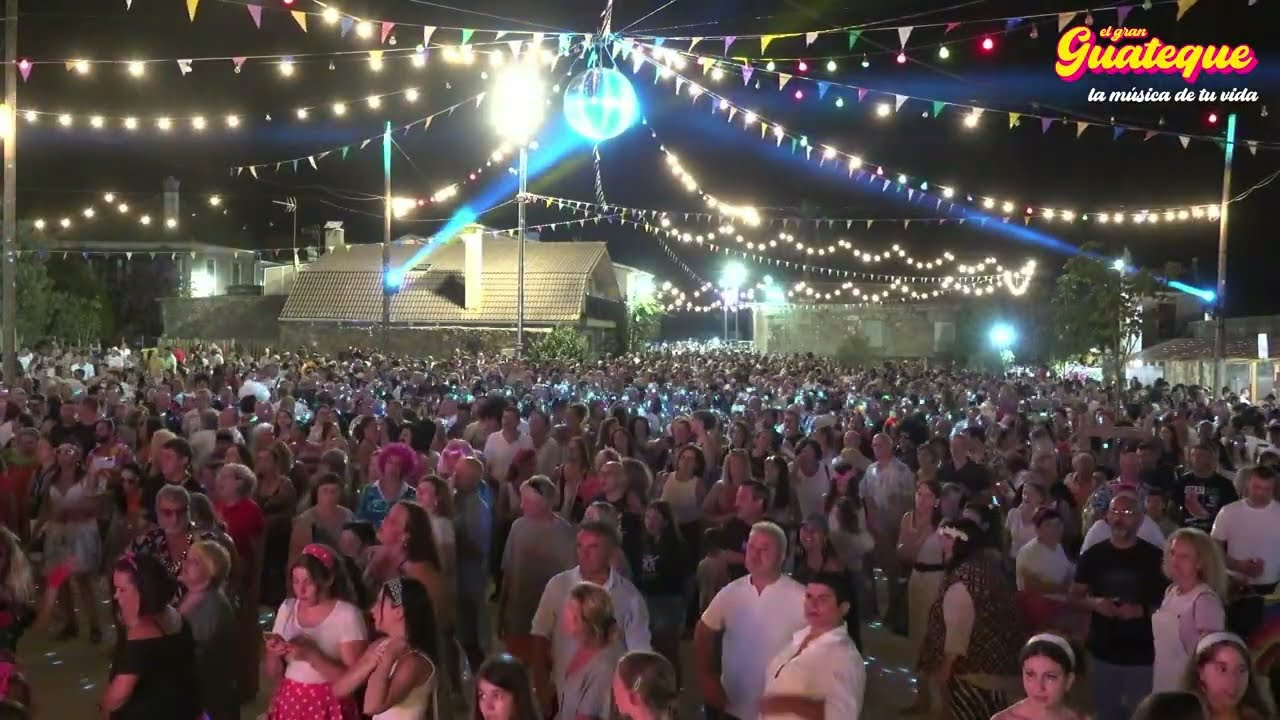 El público de EL GRAN GUATEQUE durante Aquí no hay playa en Salvaterra de Miño 2024