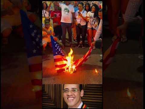 DEPUTADO BAIANO DO PSOL QUEIMA BANDEIRA DOS EUA DURANTE ATO EM FAVOR DE MADURO EM SALVADOR
