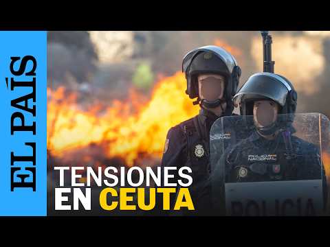 CEUTA | Un grupo de ceutíes QUEMA parte del CAMPAMENTO de los MIGRANTES en una playa | EL PAÍS