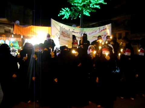 قراء الفاتحة على روح غياث مطر أثناء مظاهرة نسائية ليلية في مدينة الزبداني في ريف دمشق