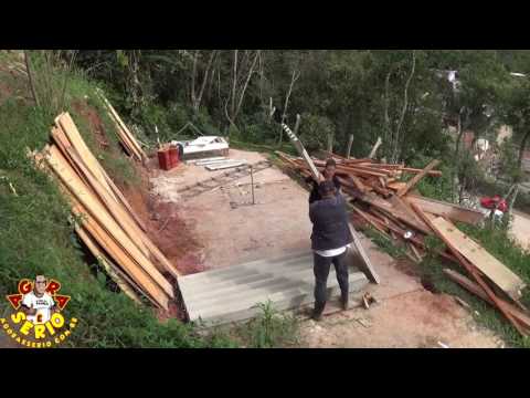 Fiscalização da Prefeitura de Juquitiba manda moradora do Morro do Inchadão desmanchar o seu barraco em cinco dias e ponto.