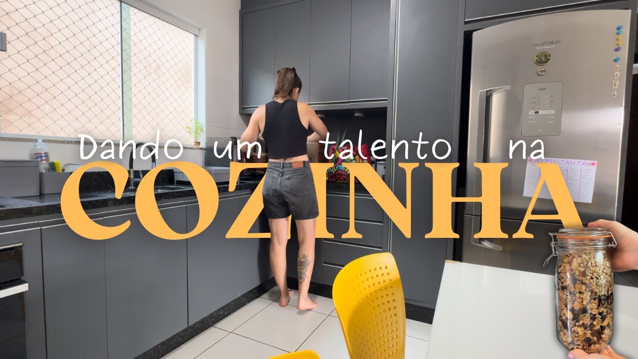 rotina da cozinha , limpando os armários, organizando a geladeira e planejando o cardápio da semana