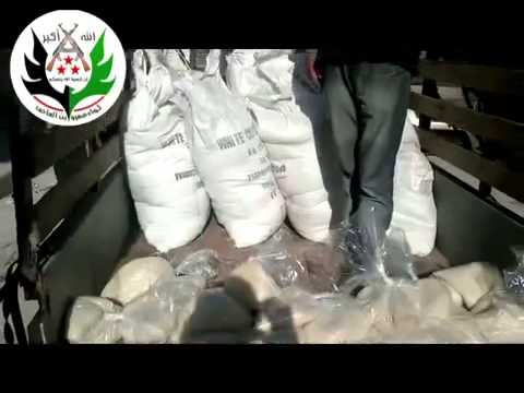 توزيع المعونات الإغاثية في حي طريق الباب في محافظة حلب من قبل لواء عمرو بن العاص