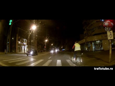 Era rosu?! Reactia unui biciclist pe rosu!