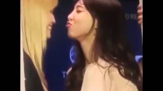 TWICE (트와이스) Nayeon y Momo kiss (づ｡◕