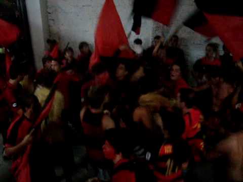 "Sport 0 X 2 Porcas - BRAVA ILHA entrando nas arquibancadas" Barra: Brava Ilha • Club: Sport Recife