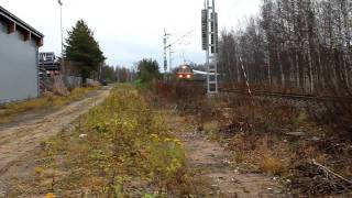 preview picture of video 'Express train 701 passes Tuira'