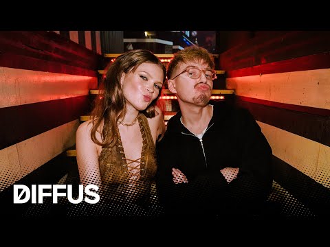 Ein Tag mit Ikkimel: Exklusiver Backstage-Besuch im Kater Blau | DIFFUS