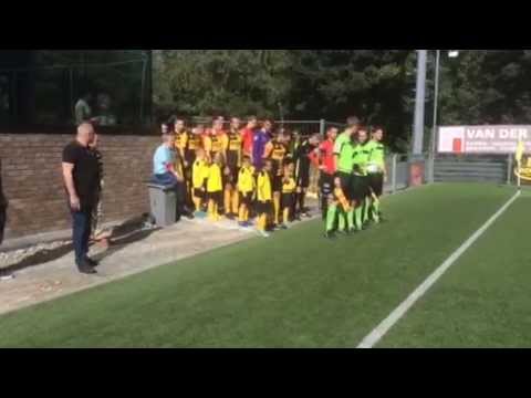 U8's Olsa Brakel begeleiden spelers eerste elftal