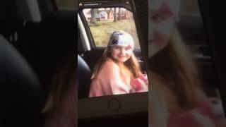 Carolina Gynning kör barnen utan bälte samtidigt som hon filmar.