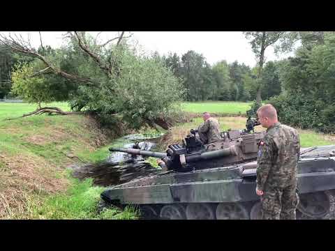 PT-91 Twardy  przejeżdża przez rzekę "Długą" w Ossowie / PT-91 cross "Długa" river in Ossów