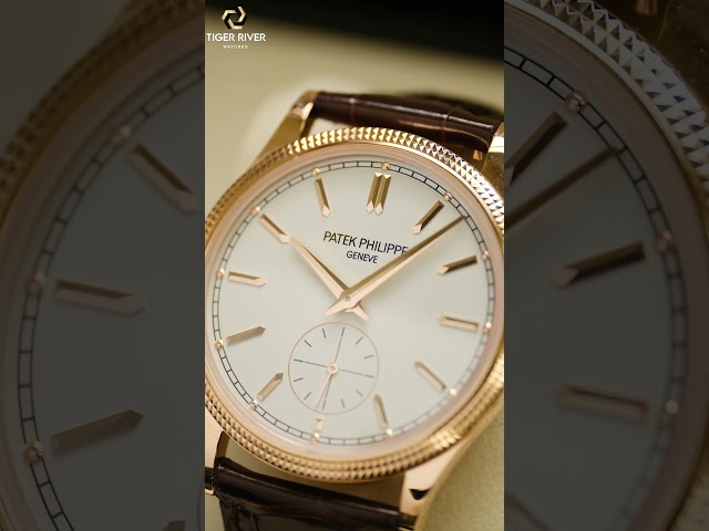 Vídeo relacionado con ROUHO Portarrelojes de Madera Caja de Reloj Compacta con Cojín Interior e Interior Crema Formato de Sobremesa Mesa de Noche para Patek Philippe Calatrava