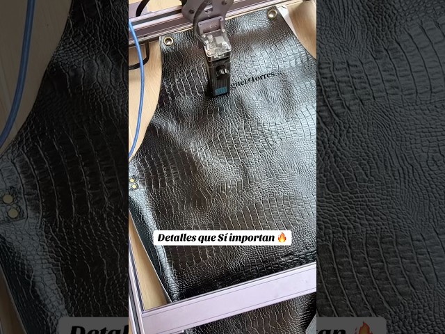 Vídeo relacionado con XNBTIM Delantal Bordado Personalizado, Unisexo Delantal Impermeable Cocina, Nombre Personalizado y 19 Opciones de Iconos, Adecuado Para CafeteríAs, Cocinas, Barbacoas, Restaurantes, BarberíAs, Etc.