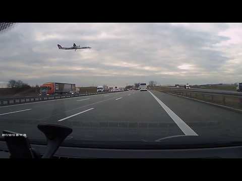 A4, Kraków - Balice. Leci samolocik.