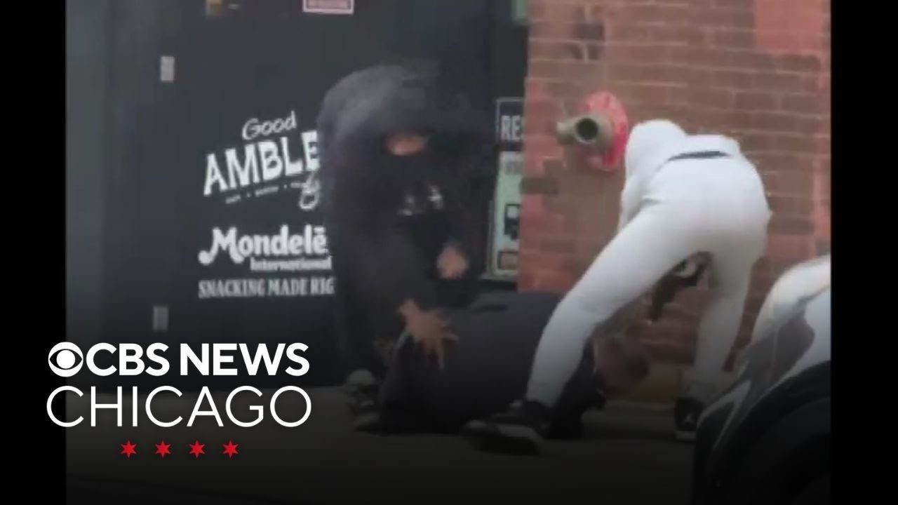 Man robbed at gunpoint in broad daylight in West Loop