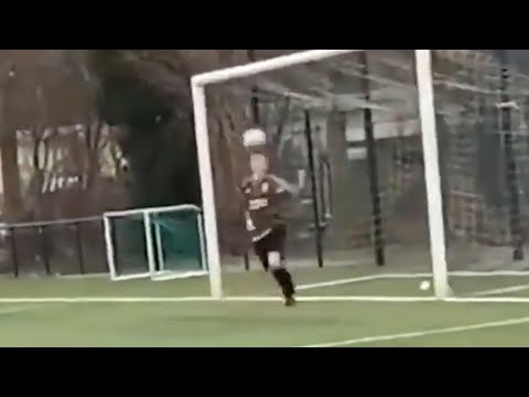 this goalkeeper must be match fixing