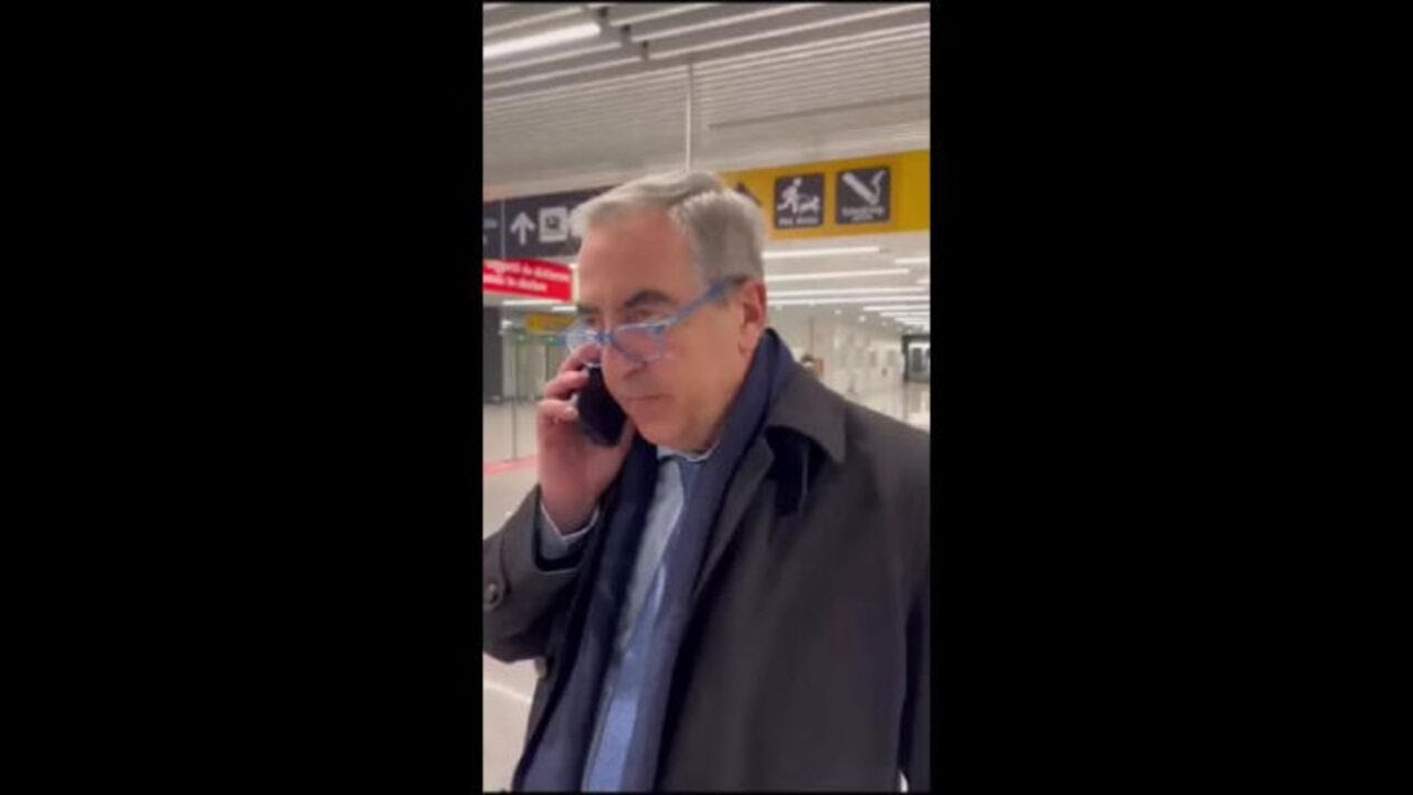Il video virale di Gasparri in aeroporto prima del referendum: Domenica e lunedì tutti a votare Sì