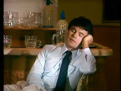 Juan Gabriel - No Vale La Pena (Video Oficial)