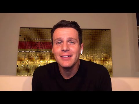 Jonathan Groff singing “A Whole New World” from Aladdin (feat Jordin Sparks)