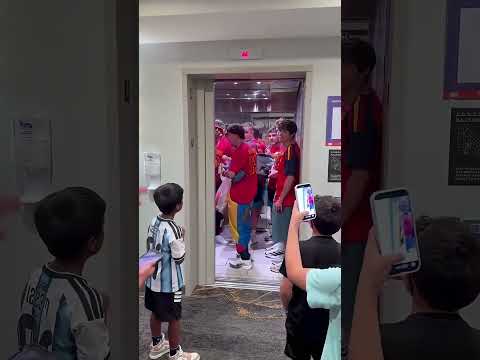 niños muy sorprendidos cuando la selección española de un ascensor ha aparecido ⚽ #short