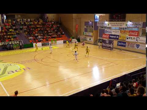 Iago Míguez se queda frente a Didac que tapa su tiro con el cuerpo