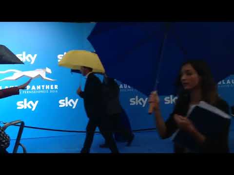 Strömender Regen beim Empfang zum bayerischen Fernsehpreis 2016